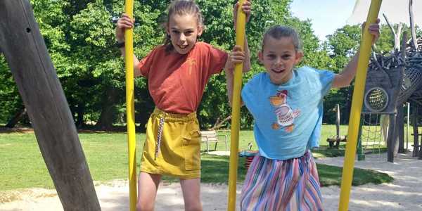 Tille en Renée in Hof De Bist