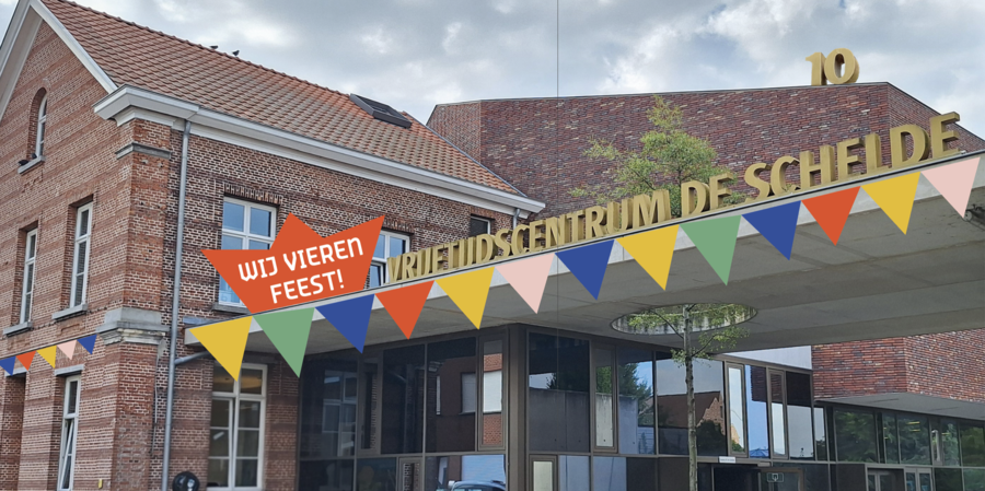 Voorkant Vrijetijdscentrum De Schelde, versierd met feestvlaggen Voorkant Vrijetijdscentrum De Schelde, versierd met feestvlaggen