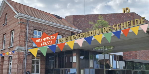 Voorkant Vrijetijdscentrum De Schelde, versierd met feestvlaggen