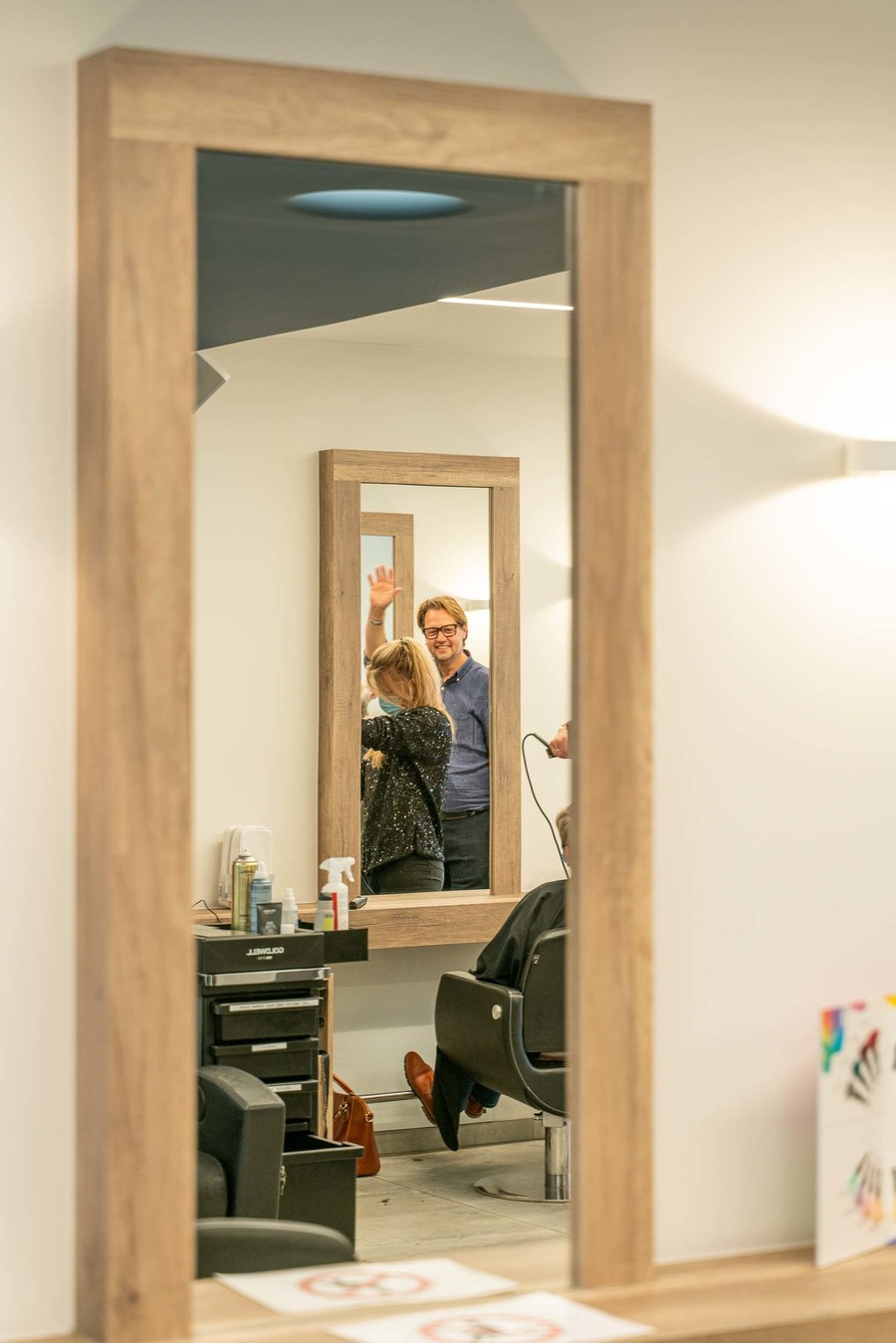 Dave wuift door enkele spiegels
