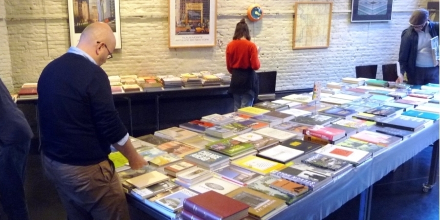 Mensen op een boekenmarkt, tafels vol boeken Mensen op een boekenmarkt, tafels vol boeken