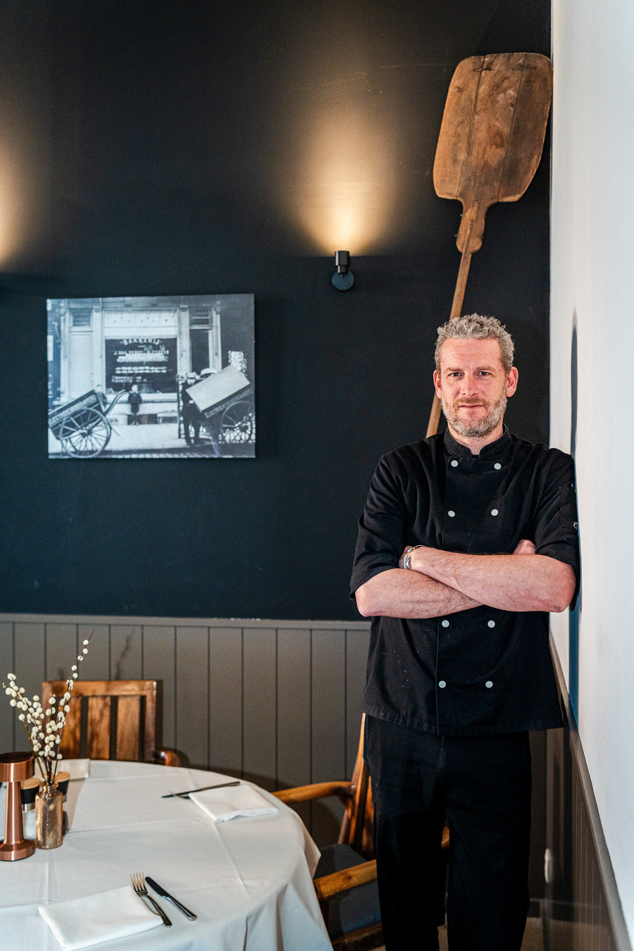 Pieter poseert in de hoek van zijn restaurant