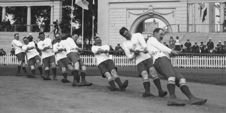 Touwtrekken tijdens Olympische Spelen 1920 met olympische poort op de achtergrond Touwtrekken tijdens Olympische Spelen 1920 met olympische poort op de achtergrond