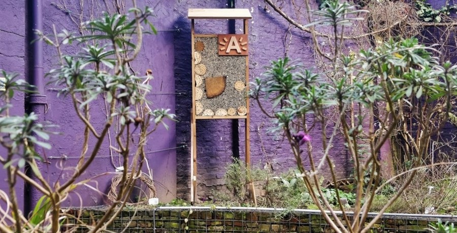Het bijenhotel in de tuin van het EcoHuis Het bijenhotel in de tuin van het EcoHuis