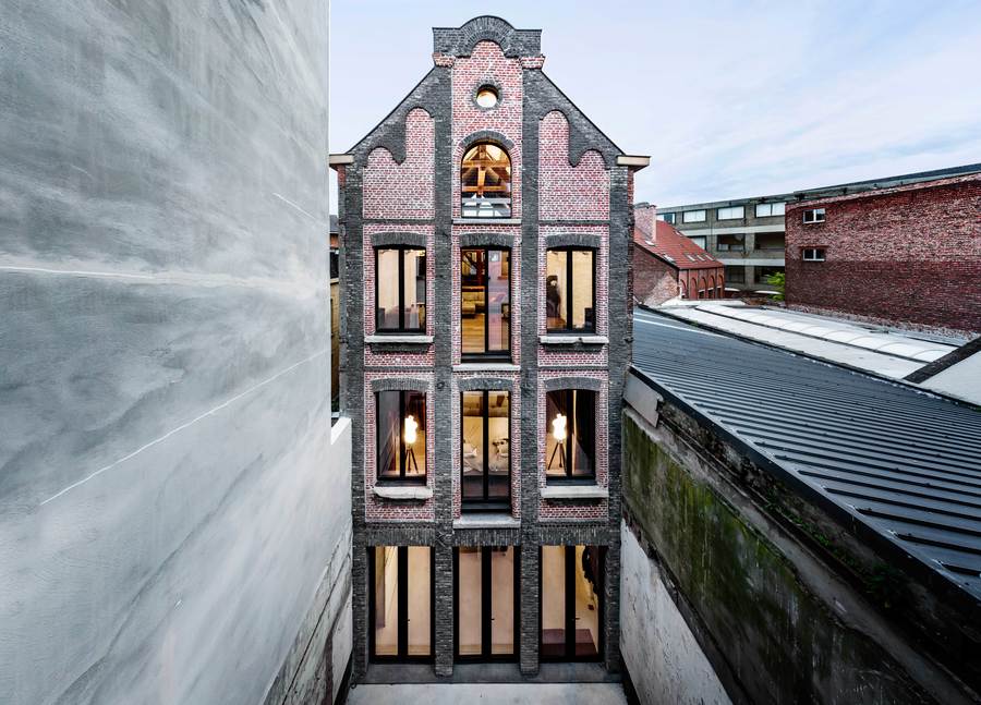 De voorgevel van het pakhuis werd gerestaureerd en is uitgewerkt in decoratief metselwerk met zwarte en rode baksteen. De voorgevel van het pakhuis werd gerestaureerd en is uitgewerkt in decoratief metselwerk met zwarte en rode baksteen.
