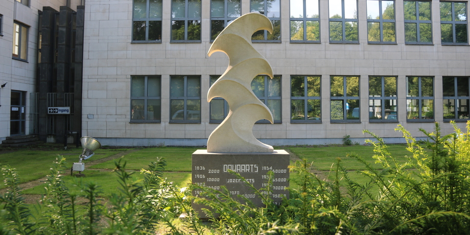 Kunstwerk 'Opwaarts' van Jozef Kets (voor het districtshuis)