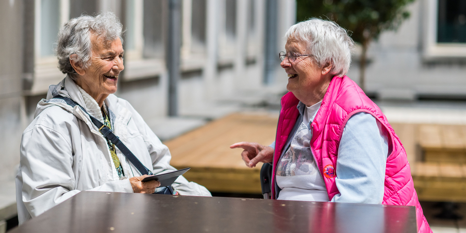 2 senioren praten
