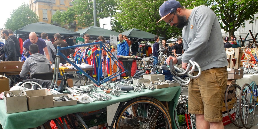 Een man op de Bazaar Vitesse markt op de Dageraadplaats Een man op de Bazaar Vitesse markt op de Dageraadplaats