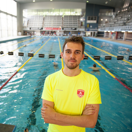 student - redder Lukas in zwembad Wezenberg student - redder Lukas in zwembad Wezenberg