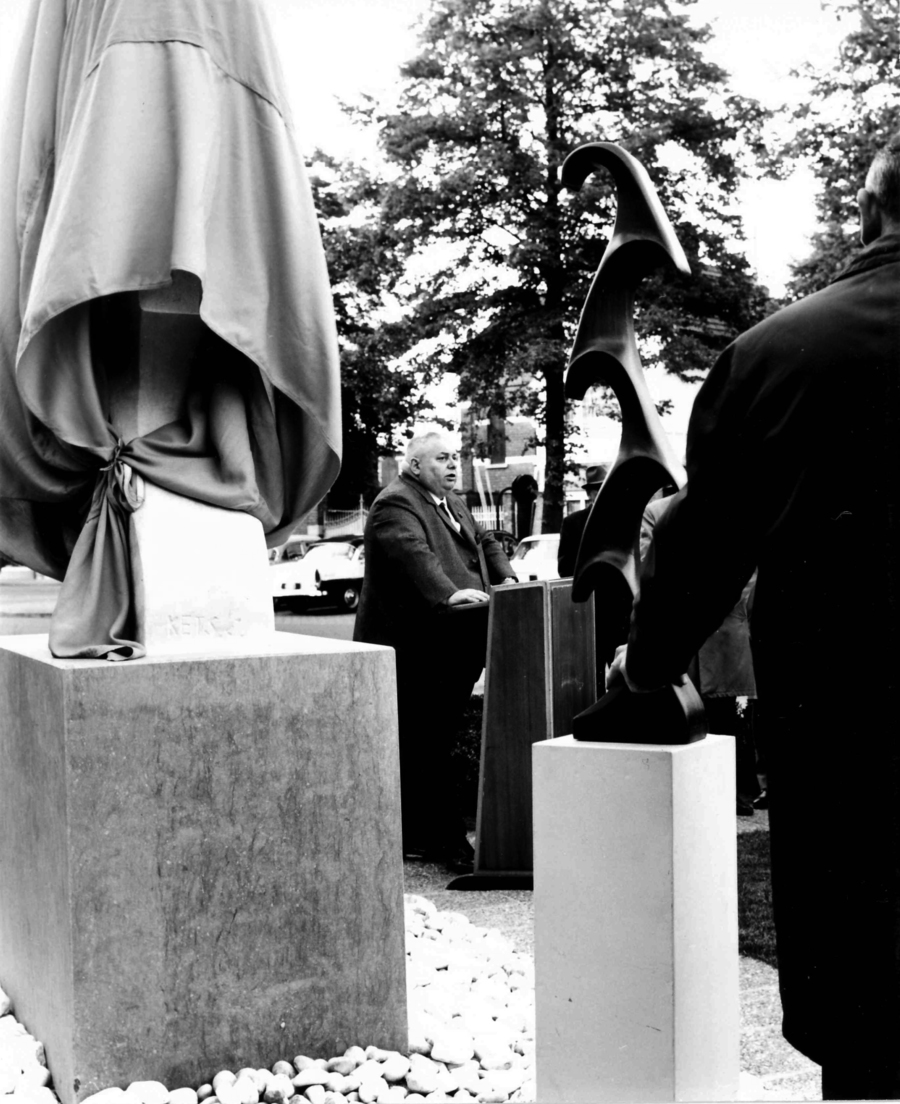 Inhuldiging van het kunstwerk 'Opwaarts' door burgemeester M.Dequeecker in 1968