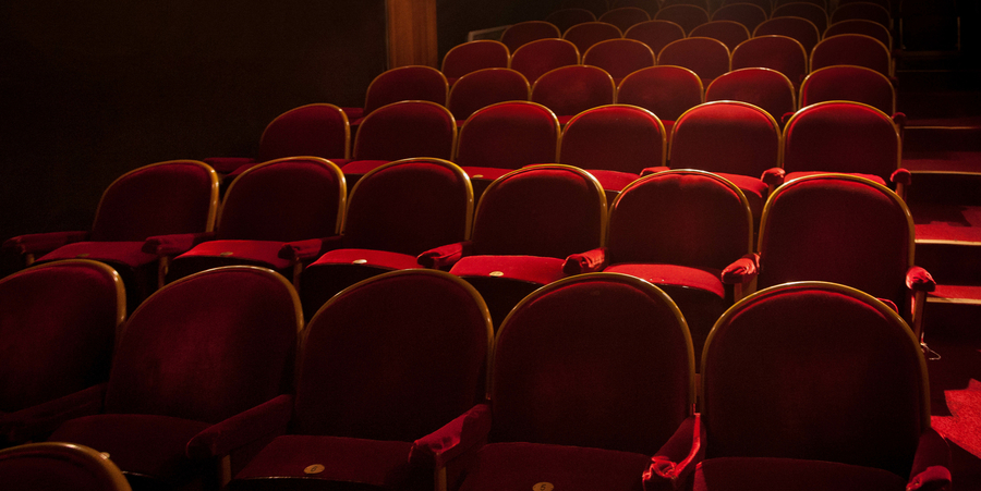 Rijen van rode veloers stoelen in cinema Klappei Rijen van rode veloers stoelen in cinema Klappei
