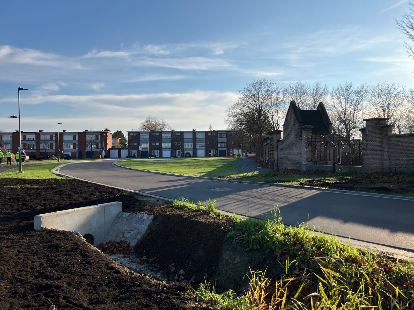 Zicht op de nieuwe dubbelrichtingsrijbaan, gekeken vanuit Puihoek naar Driehoekstraat Zicht op de nieuwe dubbelrichtingsrijbaan, gekeken vanuit Puihoek naar Driehoekstraat