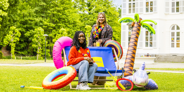 2 Merksemse jongeren in een zomerse setting aan kasteel Bouckenborgh