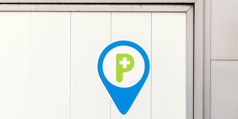 Sticker Zorgparking op een garage