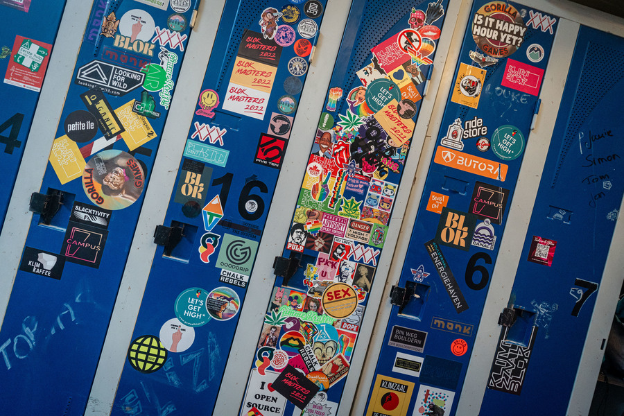 Blauwe lockers vol stickers