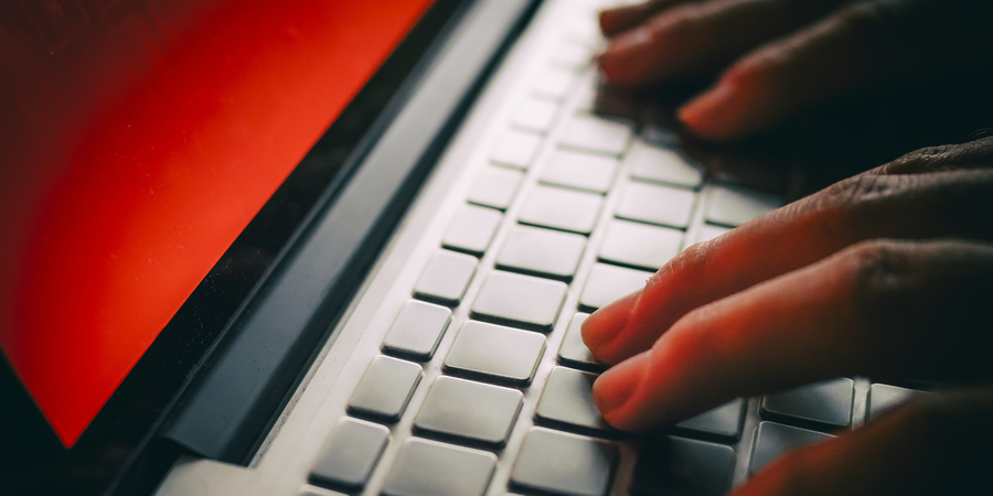 laptop met rood scherm laptop met rood scherm