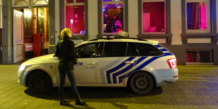 Politievoertuig met agente van het prostitutieteam in het Schipperskwartier Politievoertuig met agente van het prostitutieteam in het Schipperskwartier