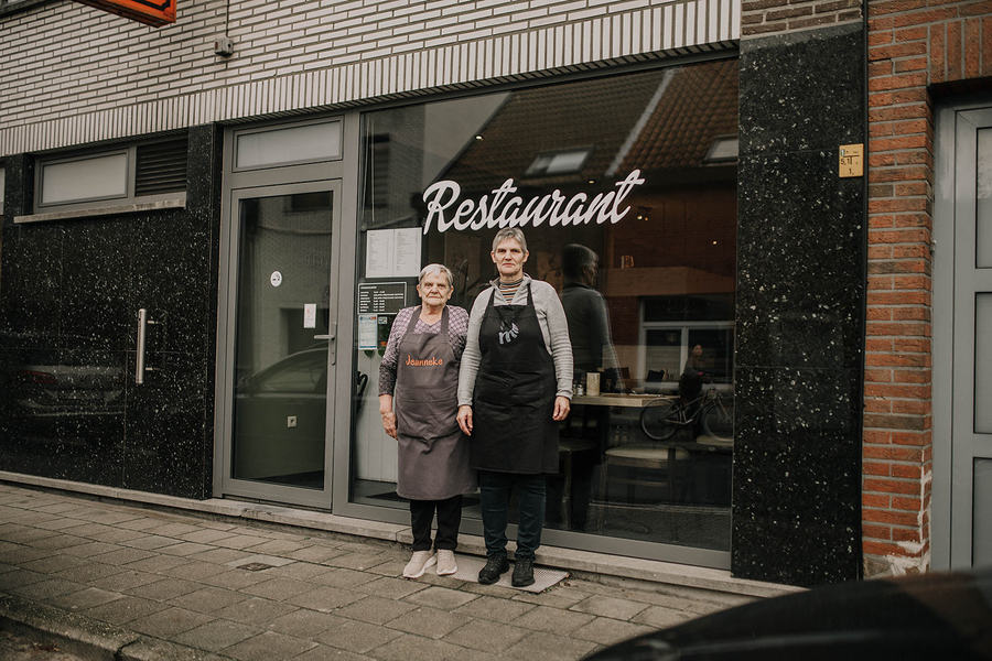Jeanneke en Conny voor het restaurant