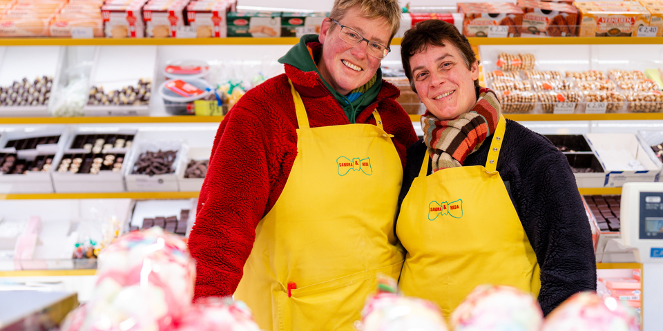 Sandra en Neda achter hun snoepkraam