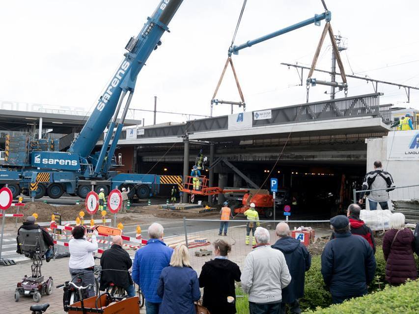 Plaatsing van het tweede brugdeel over de Singel