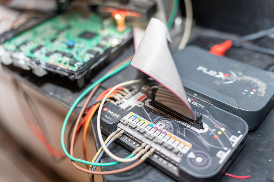 Beeld van een printplaat, onderdeel van de elektronica in de wagen