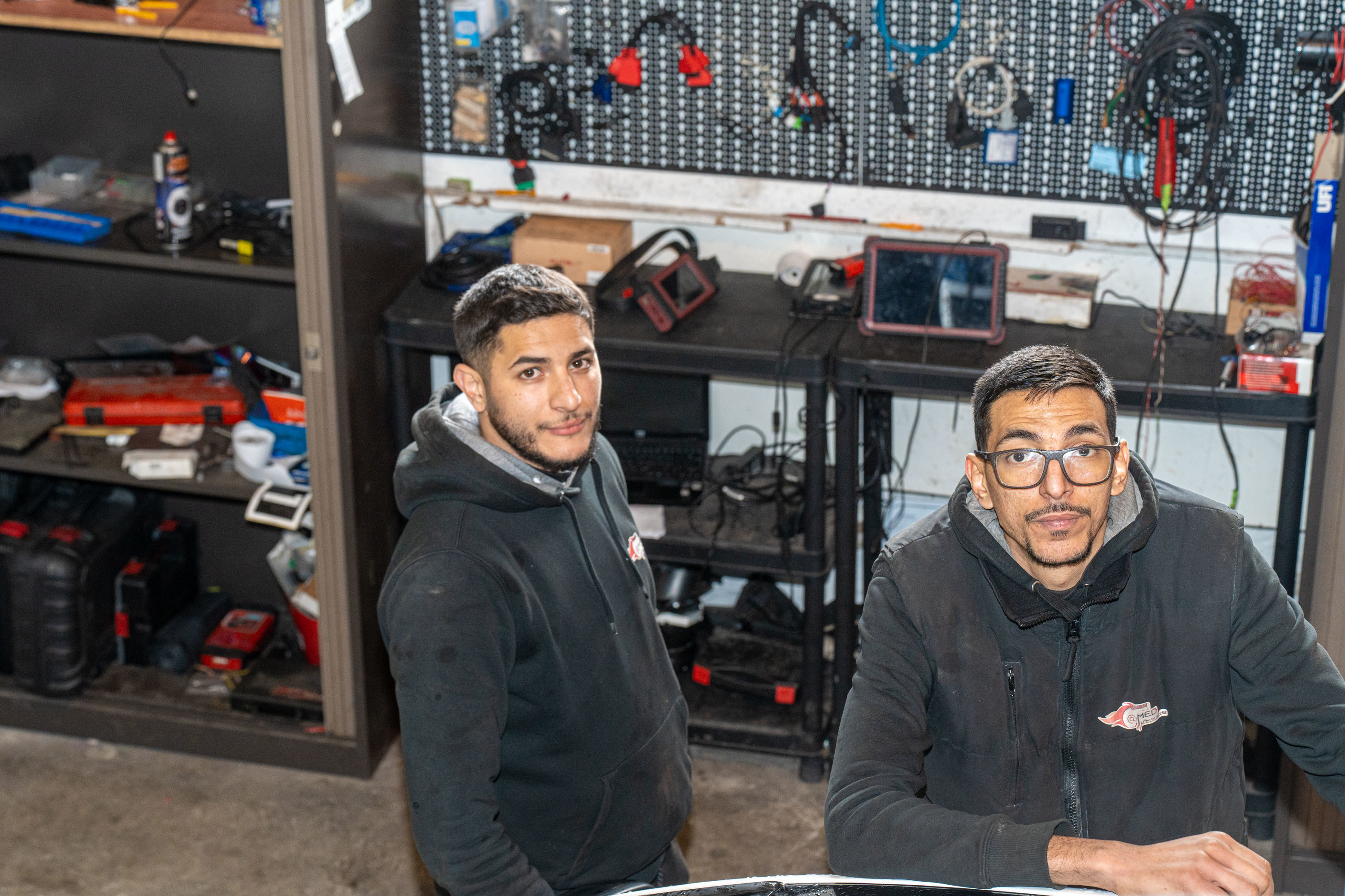 Hicham en Achmed in hun garage Hicham en Achmed in hun garage