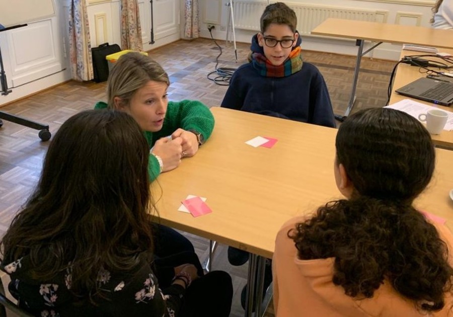 Junior Team denkt na over armoede tijdens een workshop van FEESTvarken vzw