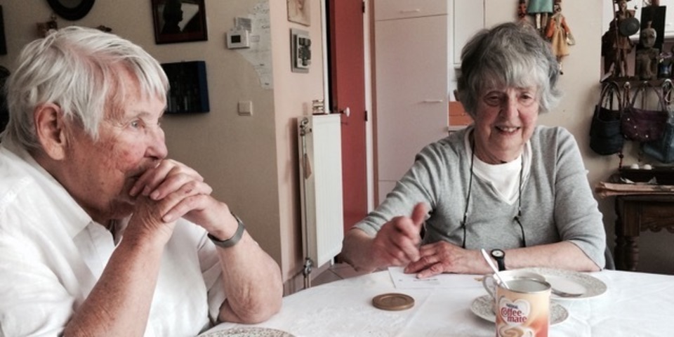 Lutgart De Meyer (rechts) met haar zus Mimi.