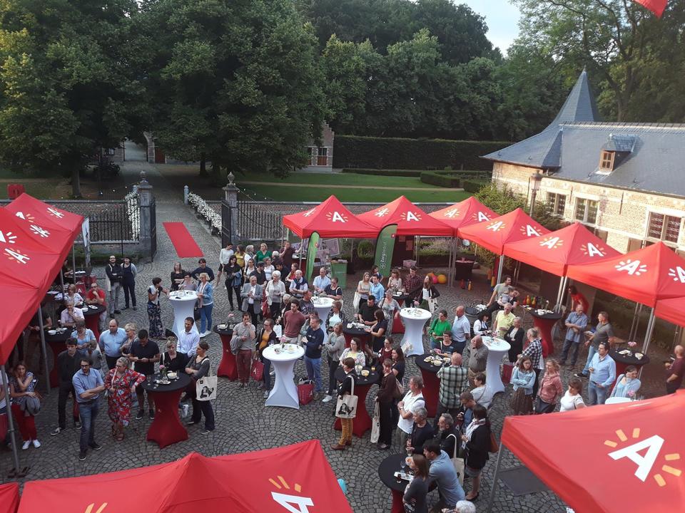 Een beeld van het middenplein aan kasteel Veltwijck met tentjes en veel nieuwe inwoners