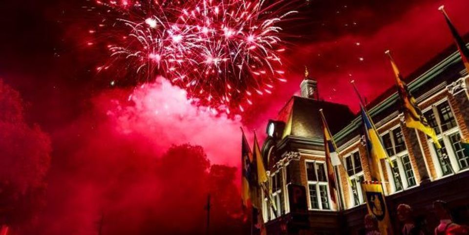 Vuurwerk ontploft in de lucht boven het Wilrijkse districtshuis