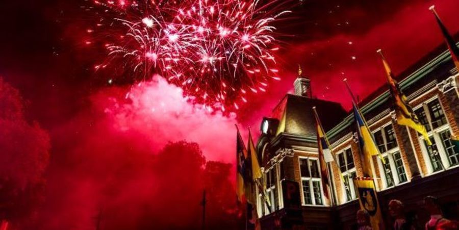 Vuurwerk ontploft in de lucht boven het Wilrijkse districtshuis
