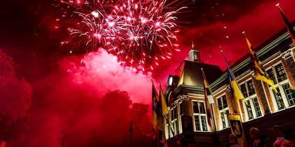Vuurwerk ontploft in de lucht boven het Wilrijkse districtshuis