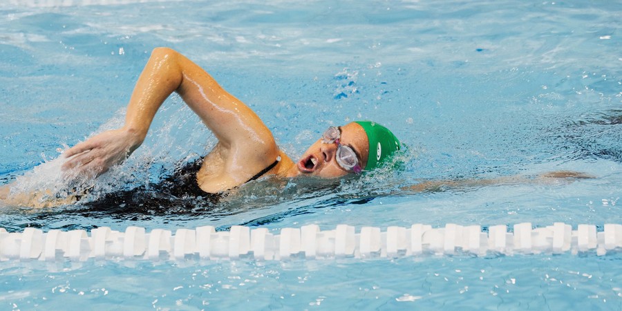 Zwemster in actie in het water