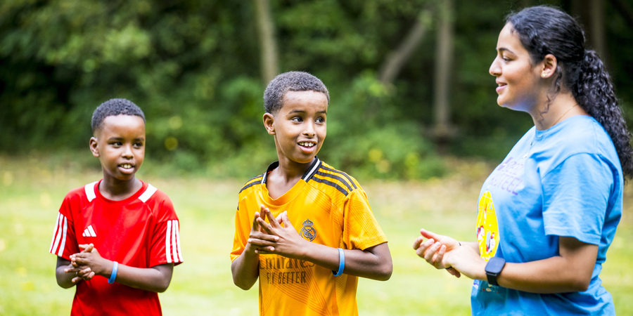 spelende kinderen en hun animator tijdens een activiteit van Speelkasteel spelende kinderen en hun animator tijdens een activiteit van Speelkasteel