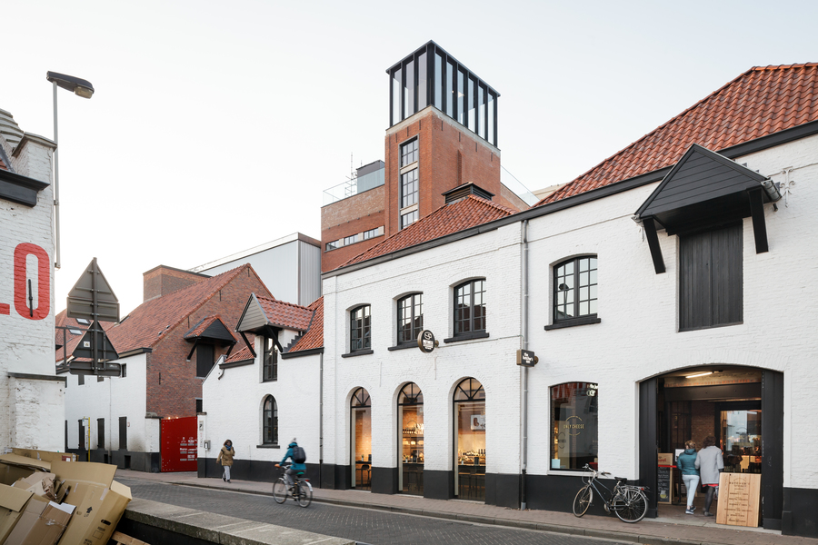 Zicht op de zijgevels van de brouwerij. Hierin is het ambachtencentrum ondergebracht. Op de achtergrond de oude gisttoren met bovenaan uitbereiding na renovatie waarin de rooftopbar Black Smoke een plaats heeft gevonden Zicht op de zijgevels van de brouwerij. Hierin is het ambachtencentrum ondergebracht. Op de achtergrond de oude gisttoren met bovenaan uitbereiding na renovatie waarin de rooftopbar Black Smoke een plaats heeft gevonden
