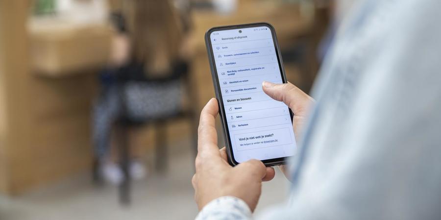 persoon houdt smartphone vast