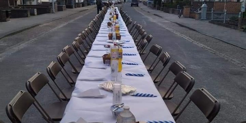 Foto van lange tafel voor iftar tijdens ramadan in Borgerhout