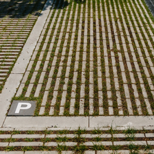 Parkeerstroken in waterdoorlatend materiaal. Parkeerstroken in waterdoorlatend materiaal.
