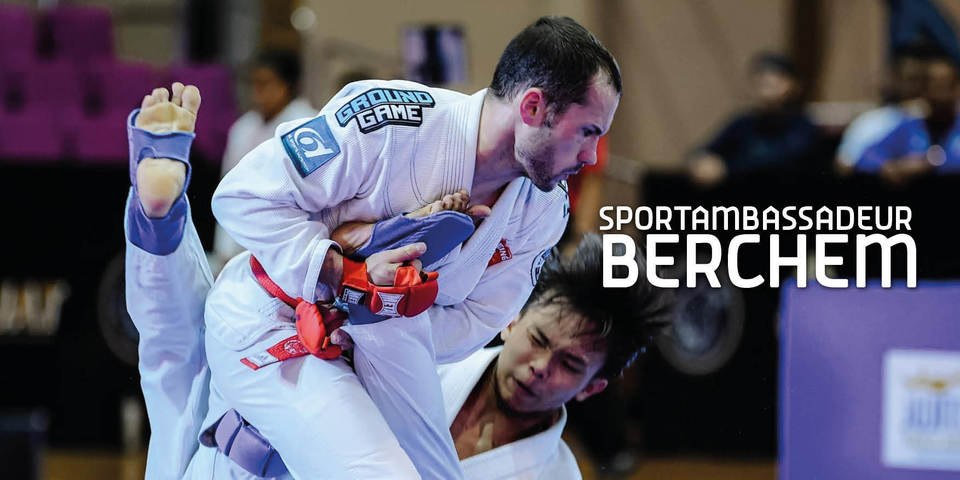 Louis Cloots gooit tijdens een wedstrijd een tegenstander tegen de grond