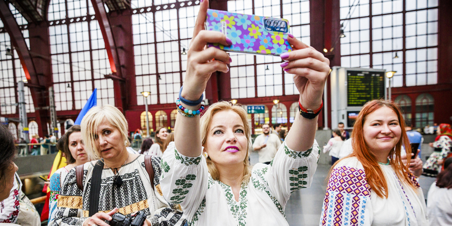 vrouw in traditionele klederdracht maakt selfie
