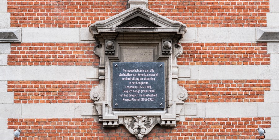 Foto van nieuwe gedenksteen districtshuis Borgerhout ter nagedachtenis aan slachtoffers koloniaal verleden Foto van nieuwe gedenksteen districtshuis Borgerhout ter nagedachtenis aan slachtoffers koloniaal verleden