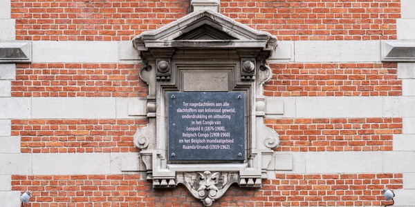 Foto van nieuwe gedenksteen  districtshuis Borgerhout ter nagedachtenis aan slachtoffers koloniaal verleden