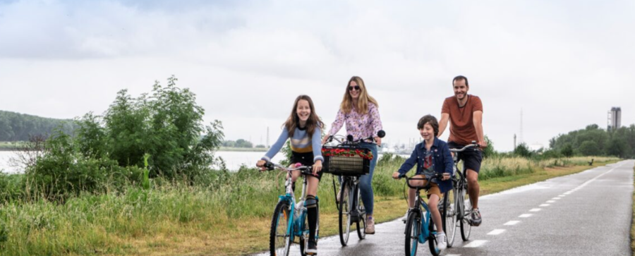 Fietsend gezin Fietsend gezin