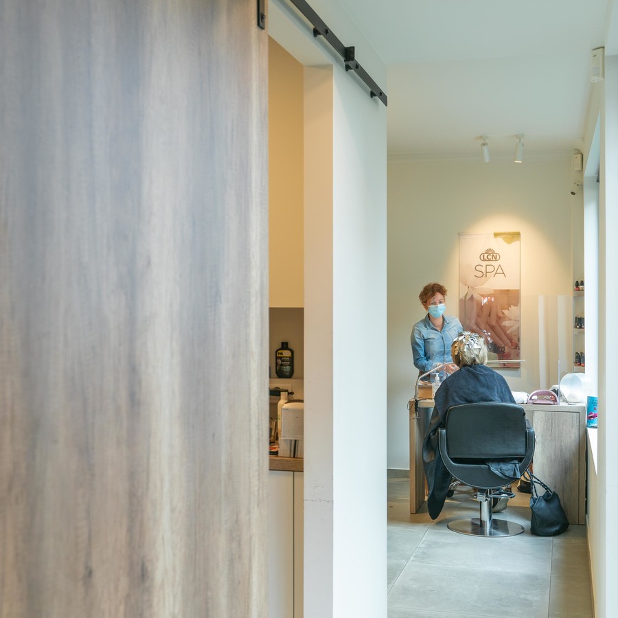 Nagelstyliste aan het werk