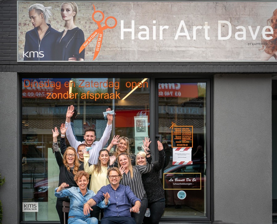 Het voltallige kappersteam voor de zaak