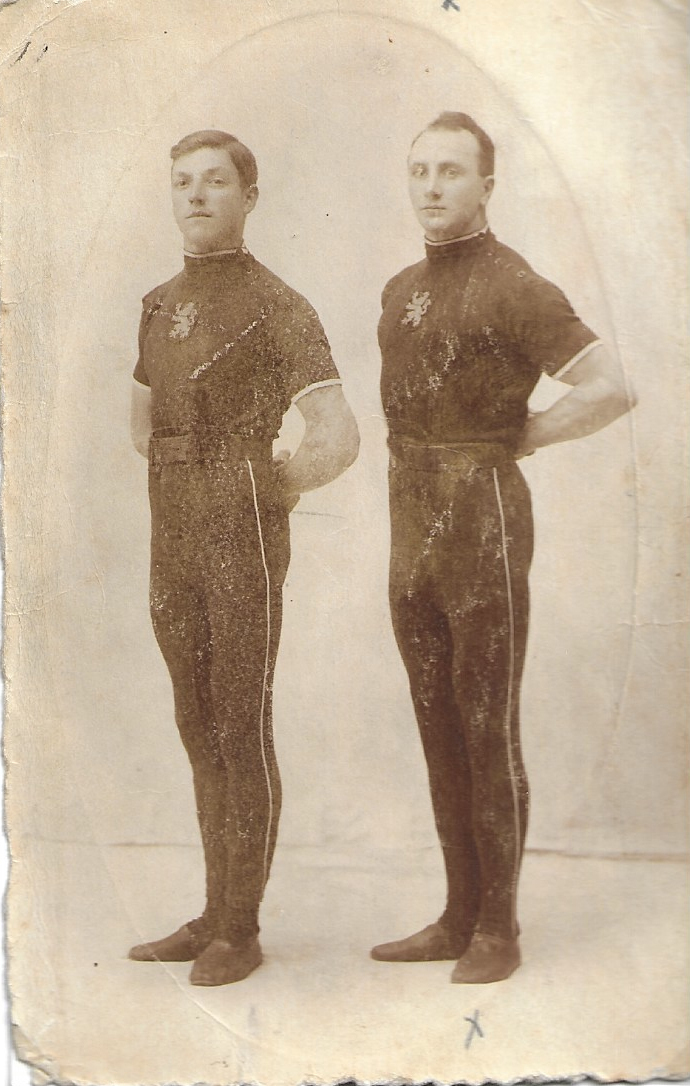 Nicolaes Moerloos (links) en Domien Jacob (rechts): de fiere, geselecteerde turners van turnclub Kracht en Geduld.