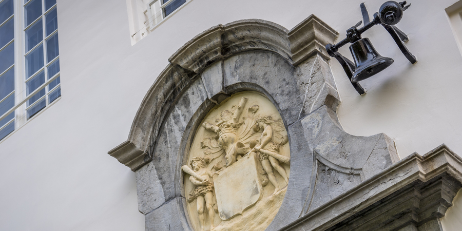 Detail van kasteel Sorghvliedt. het wapenschild boven de zijdeur