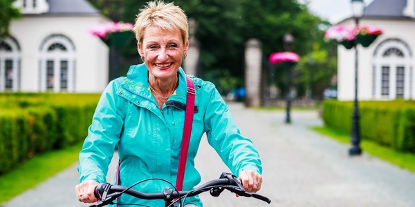Vrouw op een fiets in park Sorghvliedt