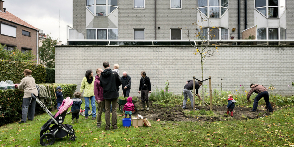 Buren beplanten samen een braakliggend terrein.