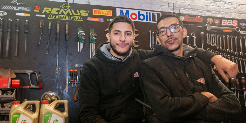 Hicham en Ahmed in hun garage